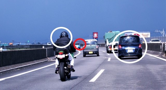 車両尾行の基本原則は、調査員も車両とオートバイを使用する事。したがって、熟練の調査員が必要。<br>